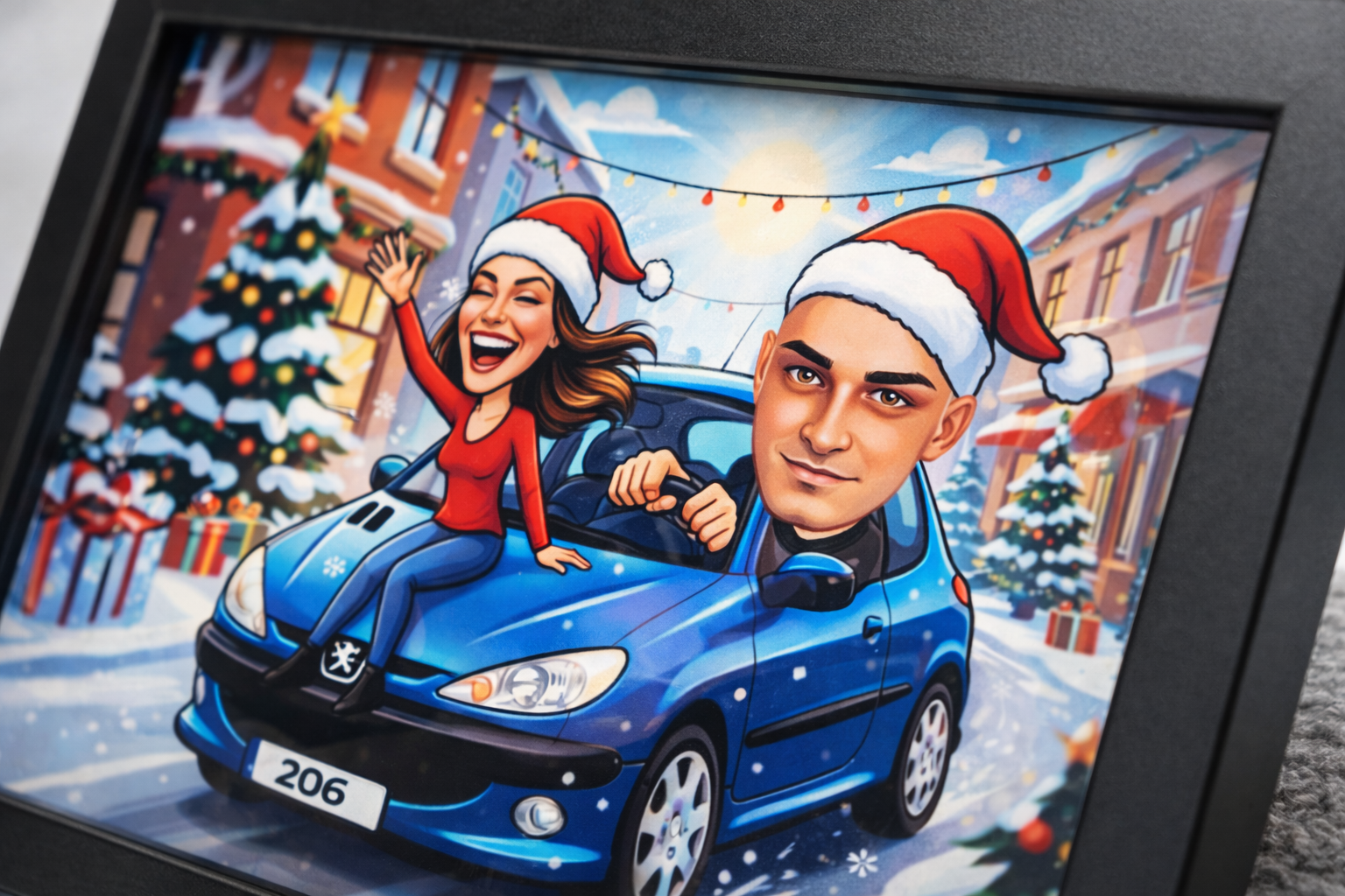 Детайлен изглед на персонализирана коледна карикатура за двойка с син Peugeot 206, коледни шапки, снежен градски пейзаж и празнична украса в черна рамка