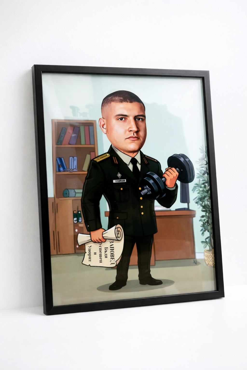 Персонализирана карикатура за млад военен в униформа с диплома и гира, представена в черна рамка