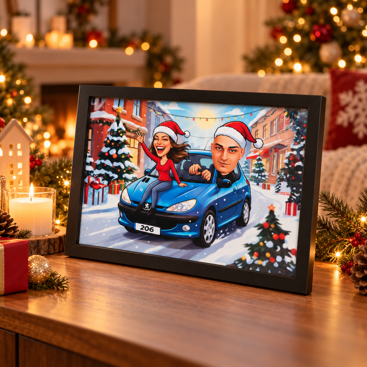 Персонализирана коледна карикатура за двойка с син Peugeot 206, коледни шапки и снежен градски пейзаж, представена в черна рамка сред елха, светлини, свещи и подаръци